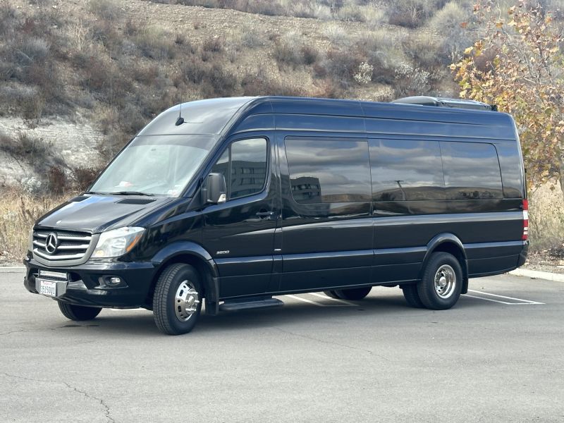 Why Airport Limo Ontario Beats Rideshare for Professionals